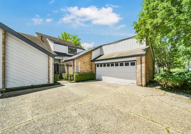 Photo 2 of Single family home for sale at 10815 Cranbrook Rd, Houston, TX 77042 | MLS# 38598690 | Listing updated on 2026-08-24