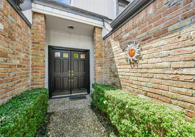 Photo 3 of Single family home for sale at 10815 Cranbrook Rd, Houston, TX 77042 | MLS# 38598690 | Listing updated on 2026-08-24