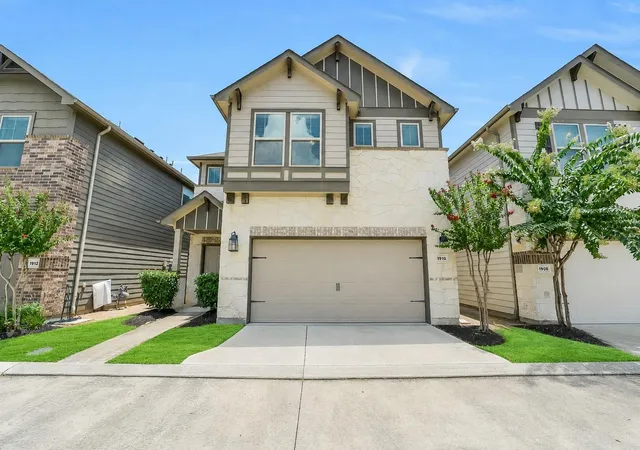Photo 1 of Sale Pending at 1910 Barrel Oak Dr, Houston, TX 77080 | MLS# 58452971 | Listing updated on 2026-09-18