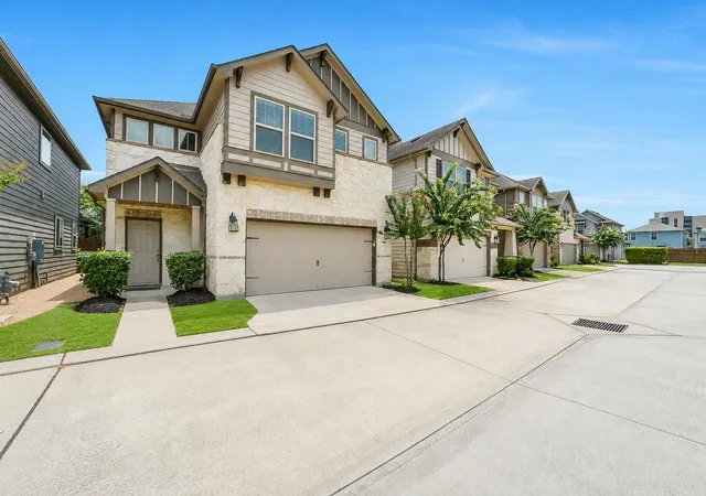 Photo 3 of Sale Pending at 1910 Barrel Oak Dr, Houston, TX 77080 | MLS# 58452971 | Listing updated on 2026-09-18