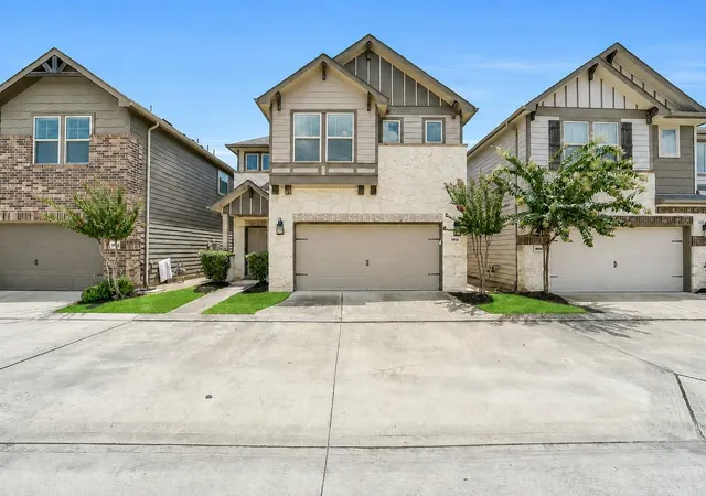 Photo 3 of Sale Pending at 1910 Barrel Oak Dr, Houston, TX 77080 | MLS# 58452971 | Listing updated on 2026-09-18