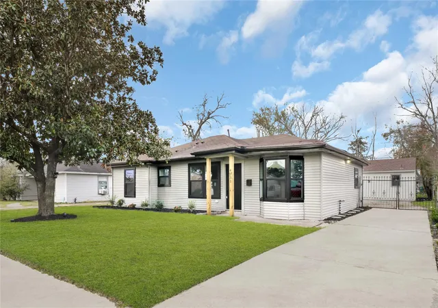 2nd image of 4331 Herridge St, Houston, TX 77022 | MLS# 45158963