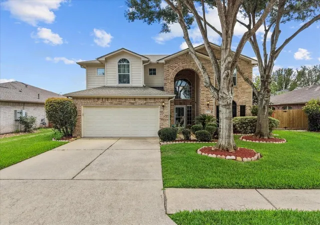 Photo 2 of Single family home for sale at 10004 Dawn Brk Dr, Pearland, TX 77584 | MLS# 74897538 | Listing updated on 2026-09-12