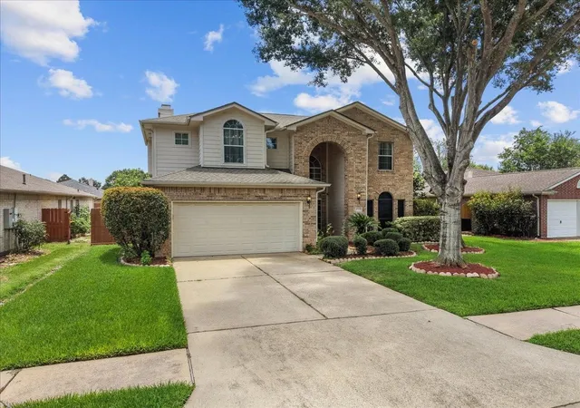 Photo 3 of Single family home for sale at 10004 Dawn Brk Dr, Pearland, TX 77584 | MLS# 74897538 | Listing updated on 2026-09-12