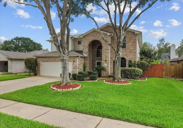 Photo 3 of Single family home for sale at 10004 Dawn Brk Dr, Pearland, TX 77584 | MLS# 74897538 | Listing updated on 2026-09-12