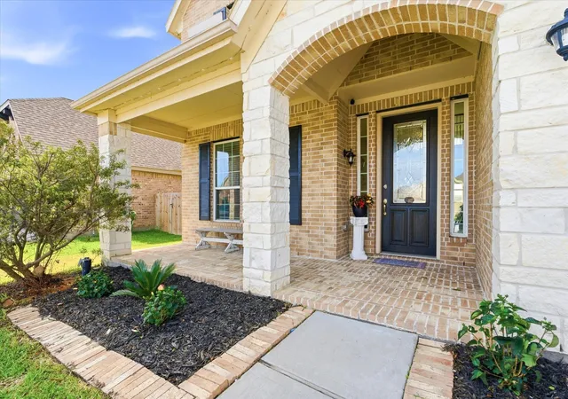 4th image of 14146 Little River Dr, Baytown, TX 77523 | MLS# 68840186