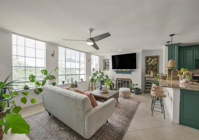Homes for sale in Houston, TX | 2333 Bering Dr #322, Houston, TX 77057 | MLS# 12508632