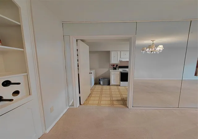 Listing Photo 4 - Condo for sale in building located at 406 N Post Oak Ln, Houston, TX 77024