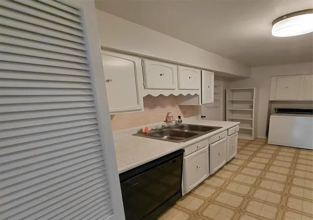 Listing Photo 5 - Condo for sale in building located at 406 N Post Oak Ln, Houston, TX 77024