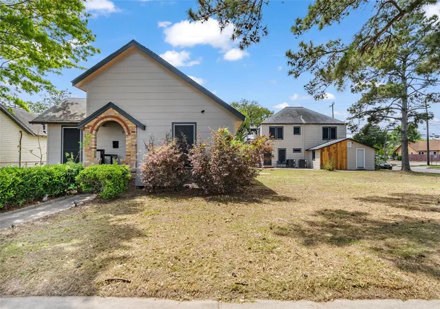 1st image of 2633 W Main St, Baytown, TX 77520 | MLS# 71762656
