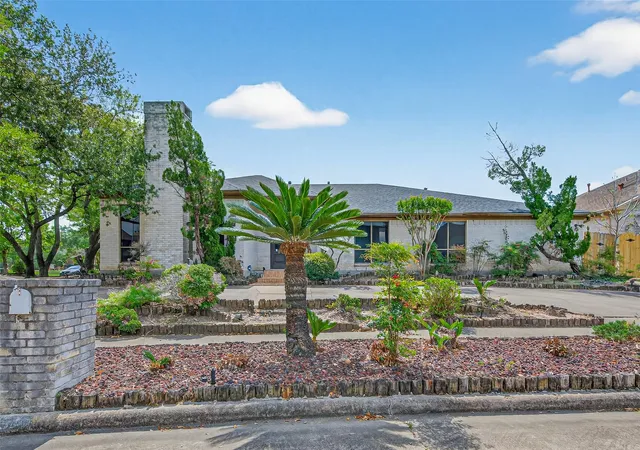 3rd image of 8103 Lake Edge Ct, Houston, TX 77071 | MLS# 43605827