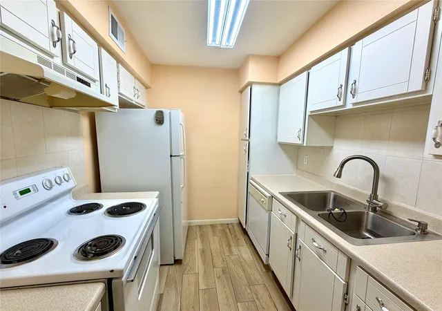 3rd image of 8431 Hearth Unit 24 Dr, Houston, TX 77054 | MLS# 47927071