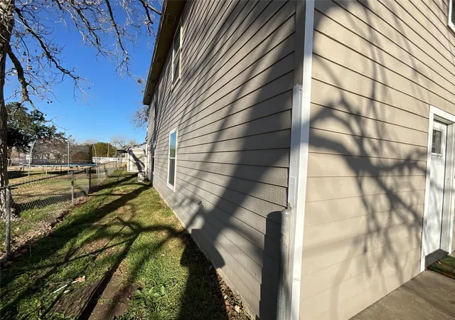Photo 2 of Sale Pending at 509 North St, Yoakum, TX 77995 | MLS# 72920101 | Listing updated on 2026-09-12