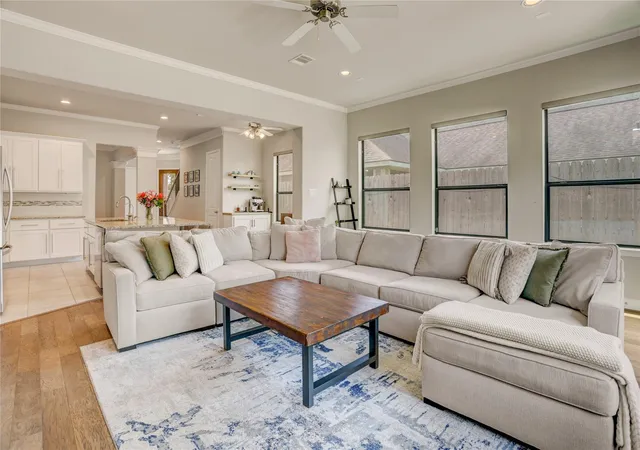 Photo 2 of Sale Pending at 823 W 24th Street, Houston, TX 77008 | MLS# 10045442 | Listing updated on 2026-09-14