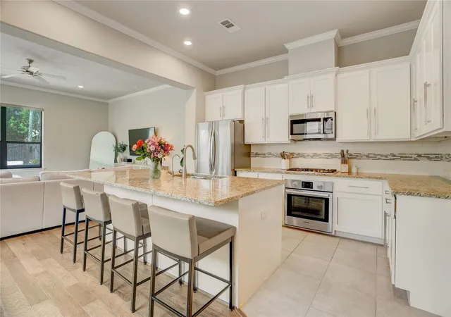 Photo 3 of Sale Pending at 823 W 24th Street, Houston, TX 77008 | MLS# 10045442 | Listing updated on 2026-09-14