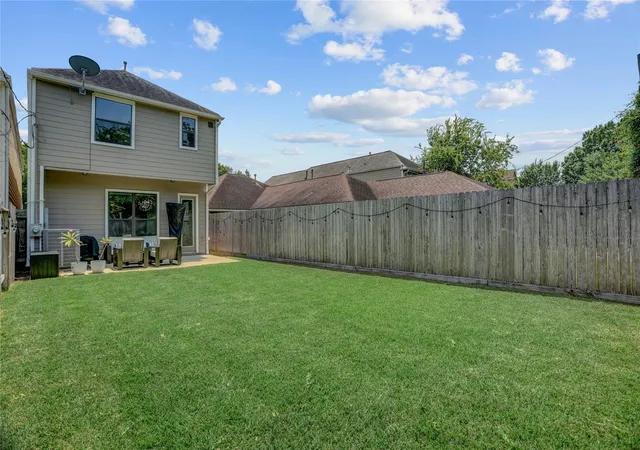Photo 3 of Sale Pending at 823 W 24th Street, Houston, TX 77008 | MLS# 10045442 | Listing updated on 2026-09-14