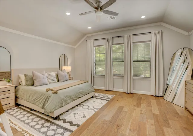 Photo 4 of Sale Pending at 823 W 24th Street, Houston, TX 77008 | MLS# 10045442 | Listing updated on 2026-09-14