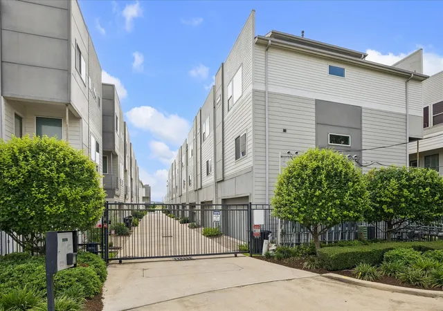 1st image of 323 Eado Park Cir, Houston, TX 77020 | MLS# 97774754