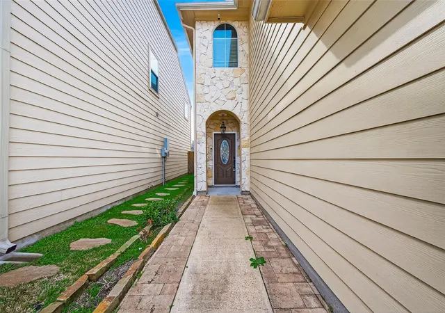 Photo 3 of Single family home for sale at 11021 Panther Ct, Houston, TX 77099 | MLS# 67736375 | Listing updated on 2026-02-21