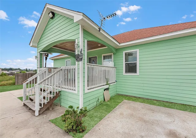 Photo 3 of Single family home for sale at 2233 Hoss Ct, Conroe, TX 77306 | MLS# 25569343 | Listing updated on 2026-08-04