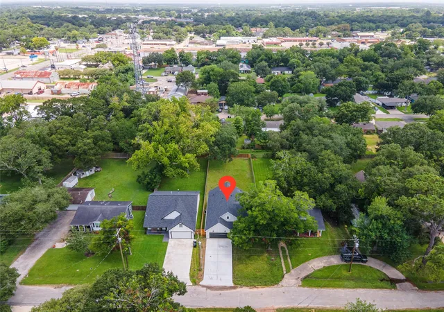 2nd image of 219 E Southland Ave, Alvin, TX 77511 | MLS# 15888410
