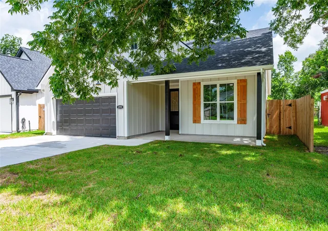 3rd image of 219 E Southland Ave, Alvin, TX 77511 | MLS# 15888410