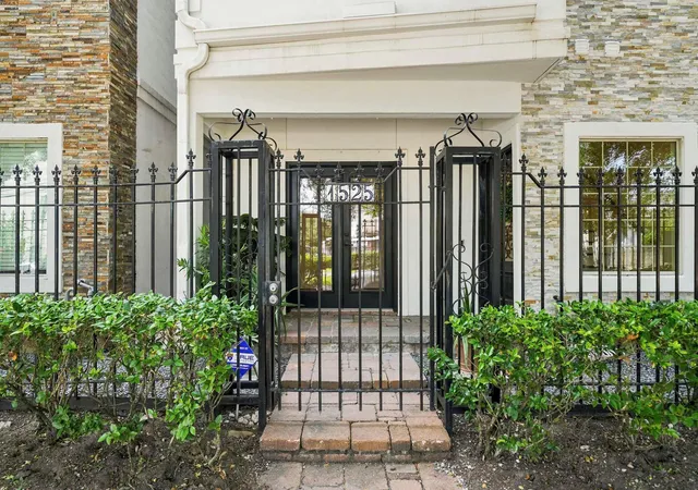 Photo 2 of Single family home for sale at 1525 Rosewood St, Houston, TX 77004 | MLS# 73387079 | Listing updated on 2026-09-12