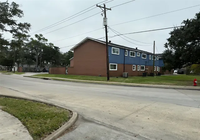 4th image of 1904 Mustang Rd, Alvin, TX 77511 | MLS# 9059552