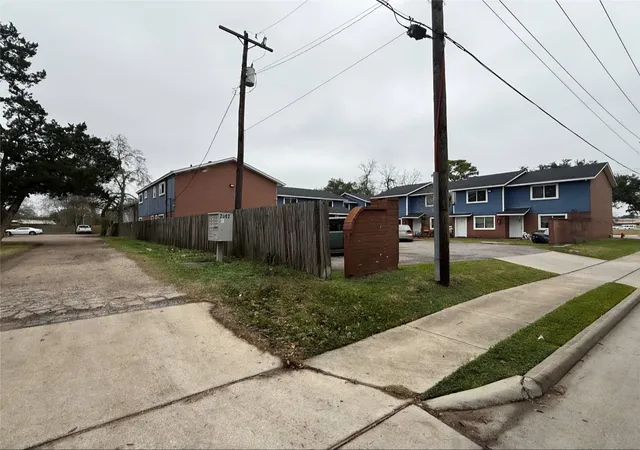 5th image of 1904 Mustang Rd, Alvin, TX 77511 | MLS# 9059552