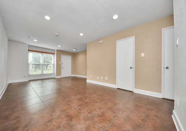 Photo 3 of Townhouse for sale at 14585 Misty Meadow Ln, Houston, TX 77079 | MLS# 94199567 | Listing updated on 2026-09-20