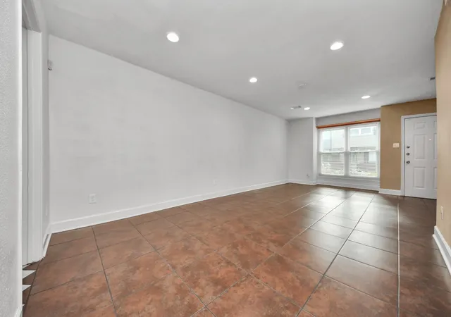 Photo 4 of Townhouse for sale at 14585 Misty Meadow Ln, Houston, TX 77079 | MLS# 94199567 | Listing updated on 2026-09-20
