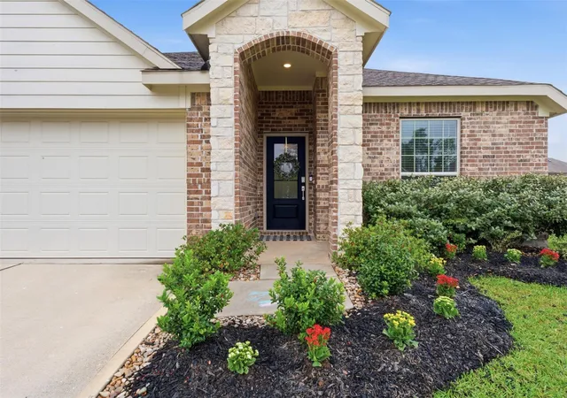 Photo 3 of Sale Pending at 1386 Antigua Dr, Conroe, TX 77301 | MLS# 31834851 | Listing updated on 2026-09-15