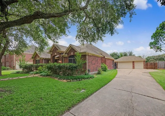 Homes for sale in Friendswood, TX | 1210 Bob White Dr, Friendswood, TX 77546 | MLS# 25311320