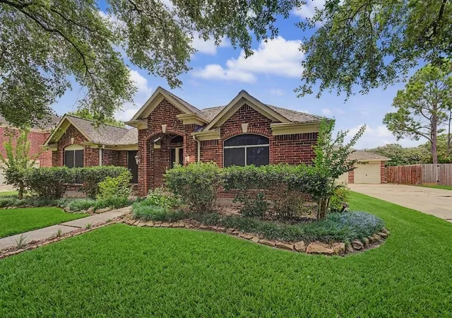 Homes for sale in Friendswood, TX | 1210 Bob White Dr, Friendswood, TX 77546 | MLS# 25311320