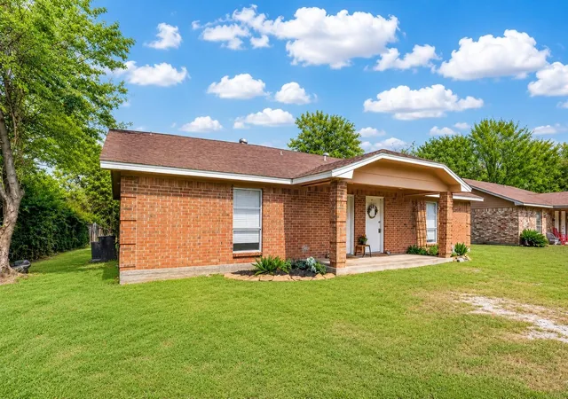 2nd image of 406 W Oak St, Highlands, TX 77562 | MLS# 27829459