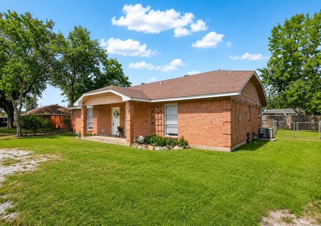 3rd image of 406 W Oak St, Highlands, TX 77562 | MLS# 27829459