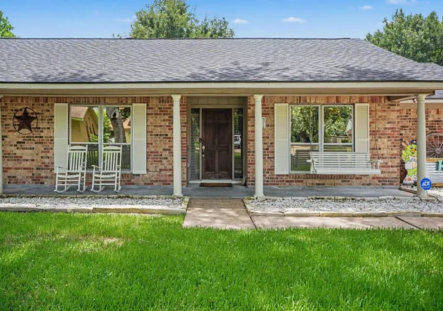 4th image of 4318 Meadow Glenn Dr, Dickinson, TX 77539 | MLS# 53946070