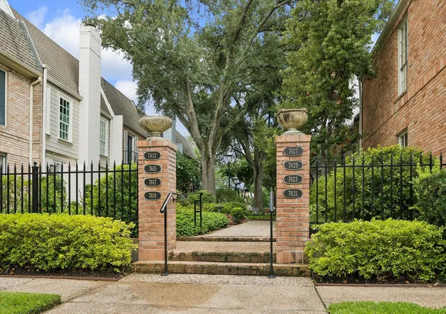Photo 2 of Townhouse for sale at 7615 Del Monte Dr, Houston, TX 77063 | MLS# 85496622 | Listing updated on 2026-09-17
