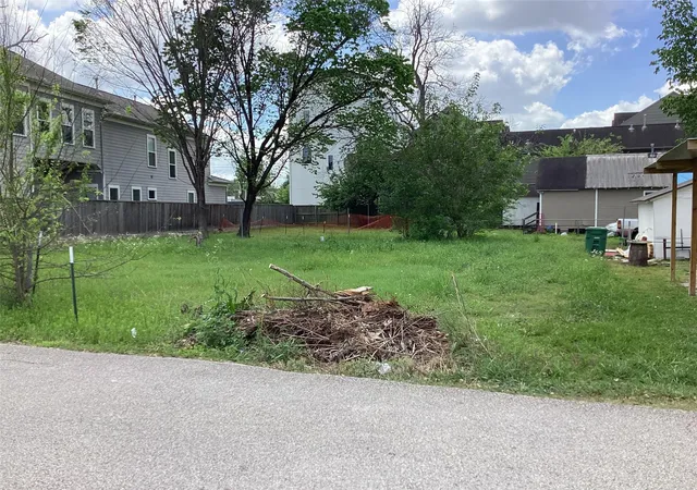 Photo 2 of Land for sale at 4403 Allen St, Houston, TX 77007 | MLS# 70651479 | Listing updated on 2026-04-01