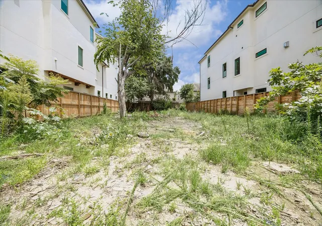 Photo 2 of Sale Pending at 5412 Floyd St, Houston, TX 77007 | MLS# 79005177 | Listing updated on 2026-09-06