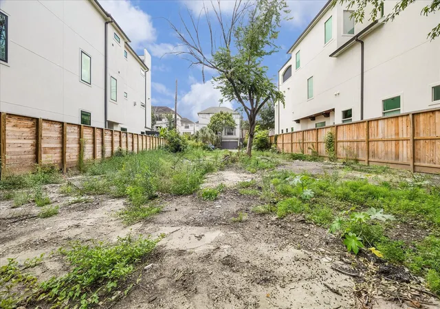 Photo 3 of Sale Pending at 5412 Floyd St, Houston, TX 77007 | MLS# 79005177 | Listing updated on 2026-09-06