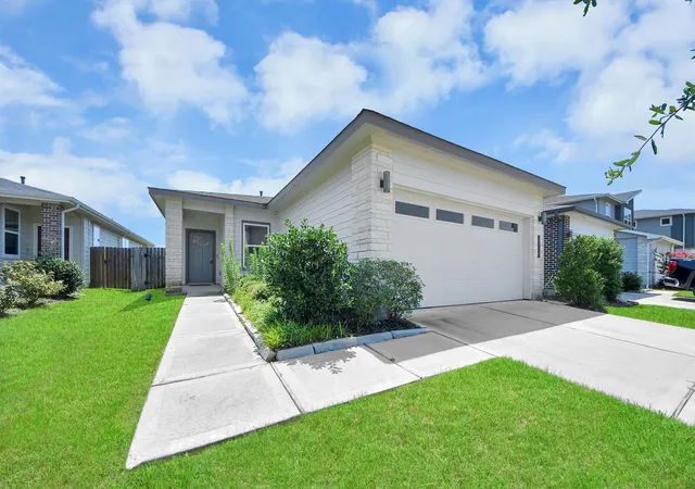 Photo 2 of Single family home for sale at 12527 Colchester Crk Ct, Houston, TX 77047 | MLS# 45672862 | Listing updated on 2026-08-04