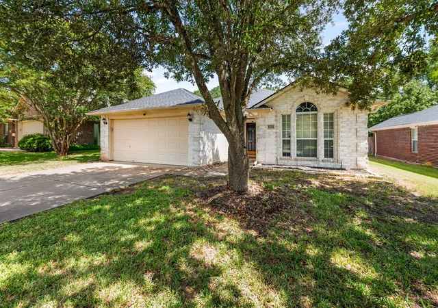 Photo 2 of Single family home for sale at 1711 Beaver Pond Ct, Bryan, TX 77807 | MLS# 68070477 | Listing updated on 2026-03-05