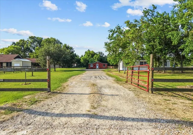 Photo 3 of Single family home for sale at 12717 33rd St, Santa Fe, TX 77510 | MLS# 7934562 | Listing updated on 2026-08-31