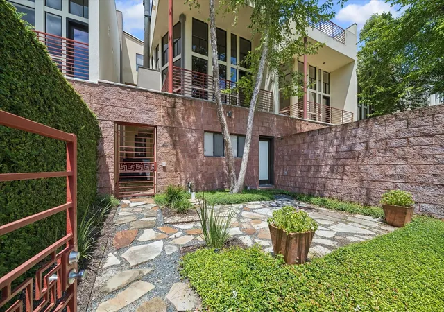 2nd image of 6322 Haskell St #B, Houston, TX 77007 | MLS# 40204476