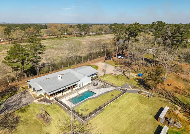 3rd image of 300 Stoddard Dr, Nacogdoches, TX 75965 | MLS# 73491241