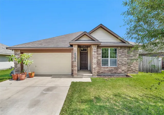 Homes for sale in Navasota, TX | 704 Mockingbird St, Navasota, TX 77868 | MLS# 34283333