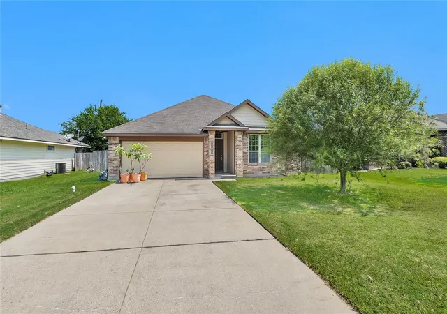 Homes for sale in Navasota, TX | 704 Mockingbird St, Navasota, TX 77868 | MLS# 34283333