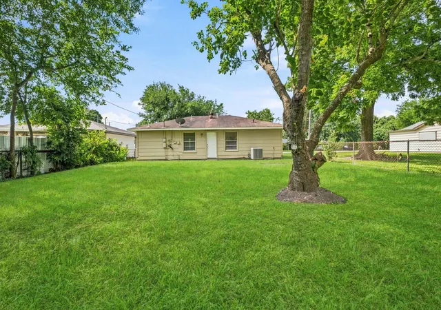 Homes for sale in La Marque, TX | 306 Pear St, La Marque, TX 77568 | MLS# 15293728