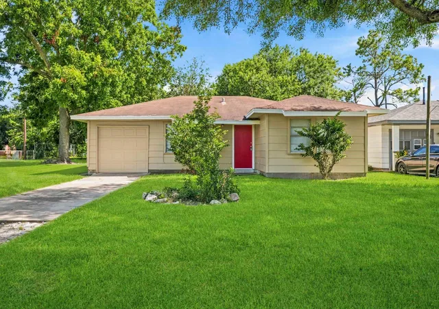 Homes for sale in La Marque, TX | 306 Pear St, La Marque, TX 77568 | MLS# 15293728